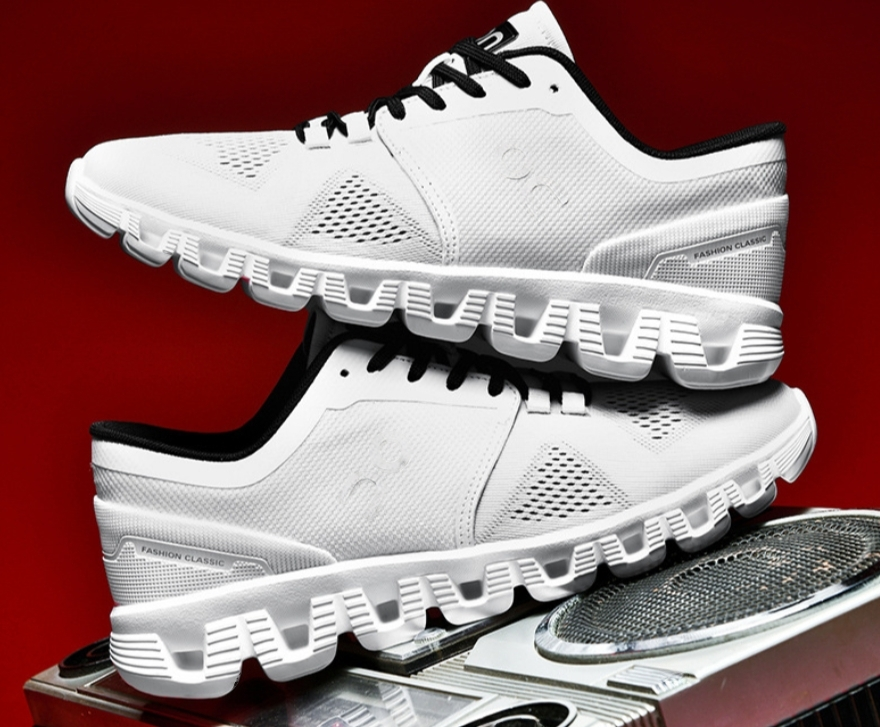 Schwarzer Sneaker mit Cloudtec Sohle