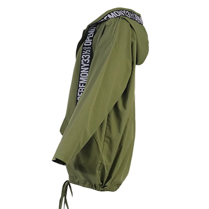 Stilvoller Trenchcoat Damen mit Kapuze und Kühnes Textdesign