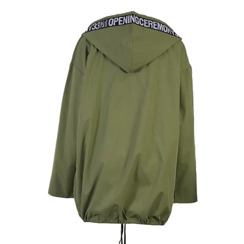 Stilvoller Trenchcoat Damen mit Kapuze und Kühnes Textdesign