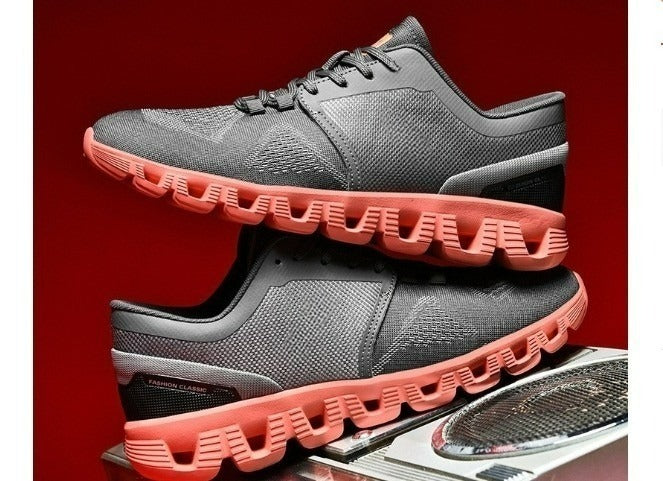 Schwarzer Sneaker mit Cloudtec Sohle