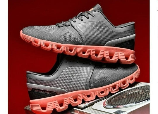 Schwarzer Sneaker mit Cloudtec Sohle