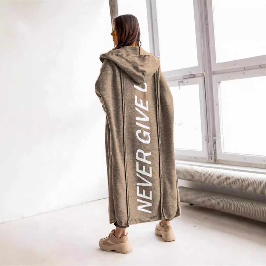 Damen Kapuzenponcho mit modernem Schriftzug Fudus