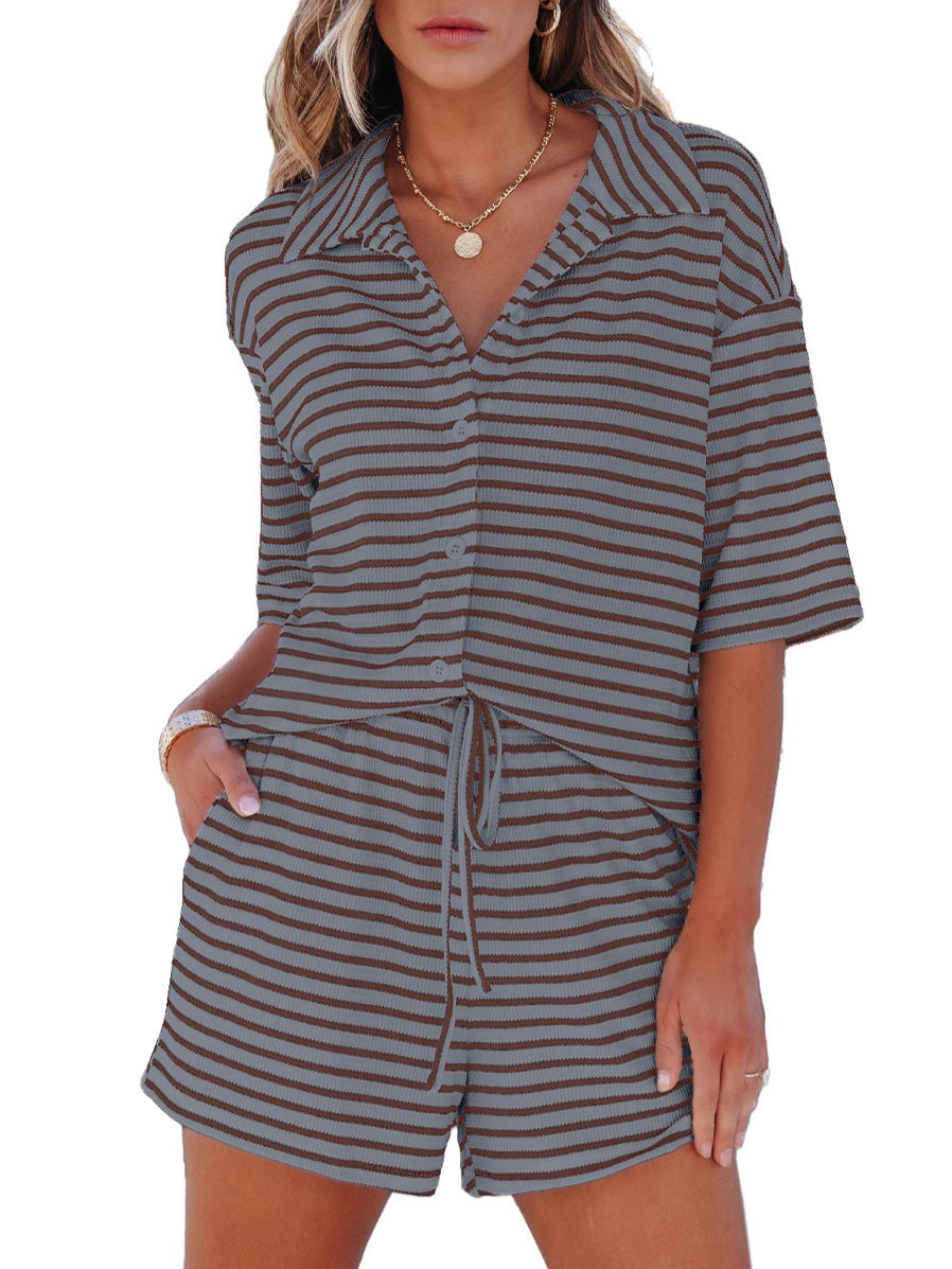 Damen kurzärmeliges Freizeitsset mit gestreiftem Oberteil und Shorts Fudus
