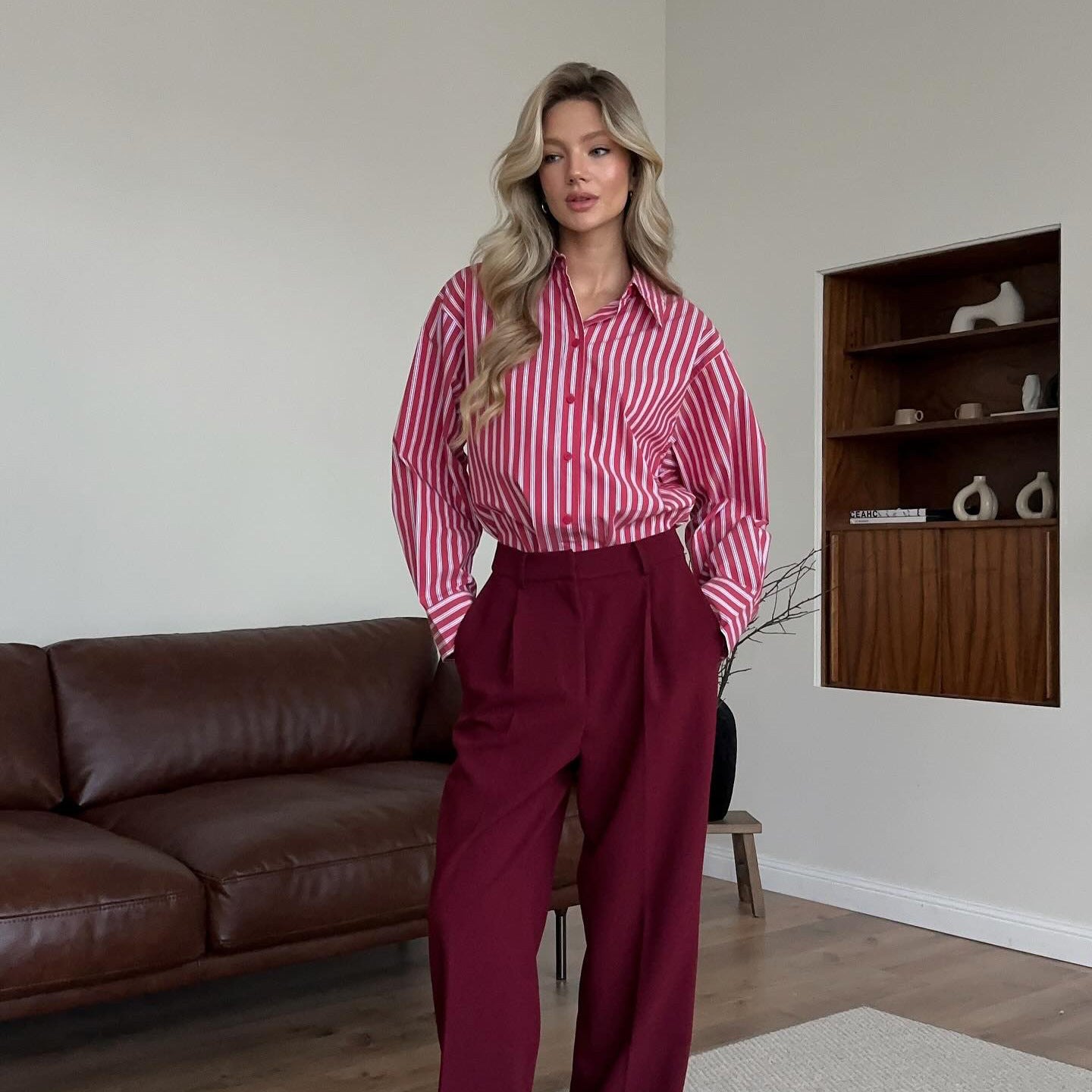 Damen gestreifte Bluse mit voluminösen Ärmeln und modischen Knopfdetails Fudus