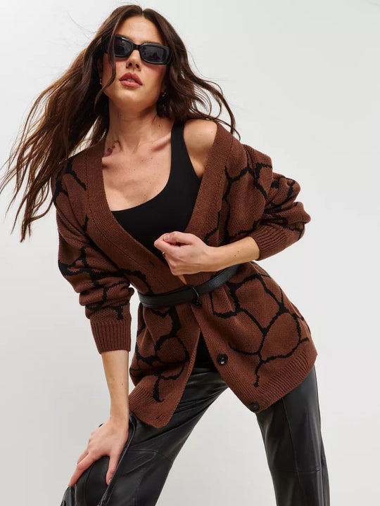 Damen Grobstrickjacke mit modernem Muster und Knopfdetails Fudus