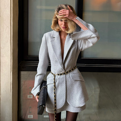 Damen elegante Blazer-Kleid-Kombination mit tailliertem Schnitt und goldener Kette Fudus