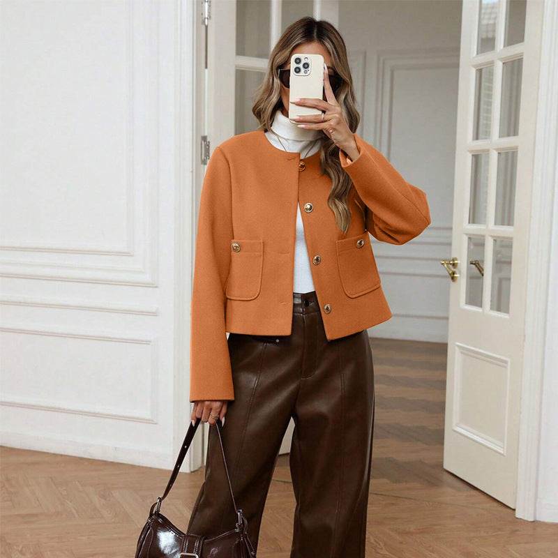 Damen Kurze Blazerjacke mit praktischen Taschen und goldenen Knöpfen Fudus