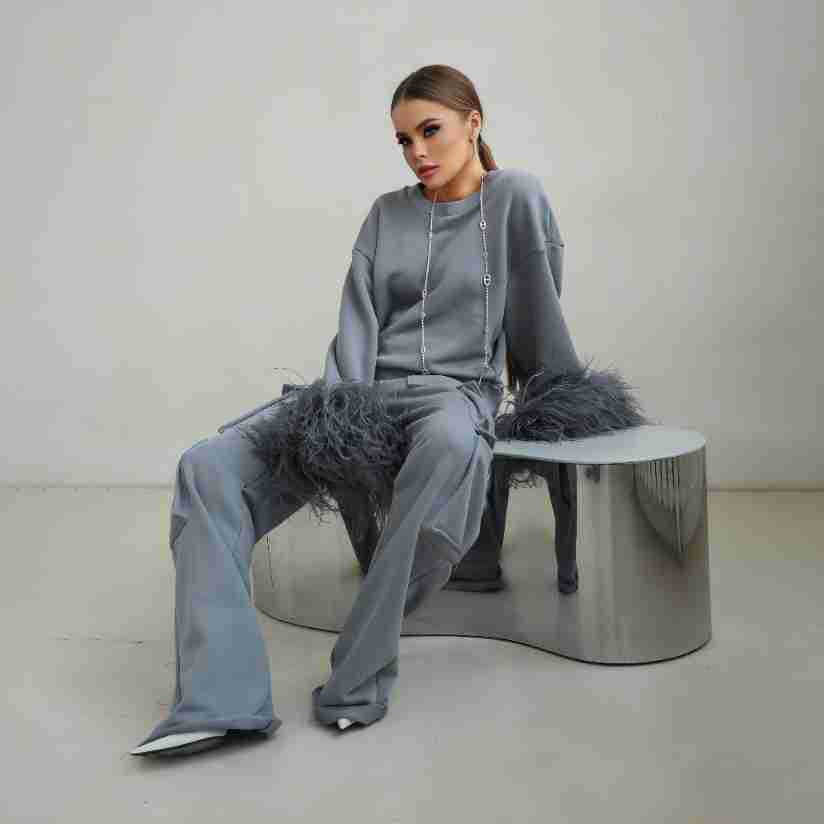 Damen modischer Lounge-Anzug mit auffälligen Federdetails Fudus