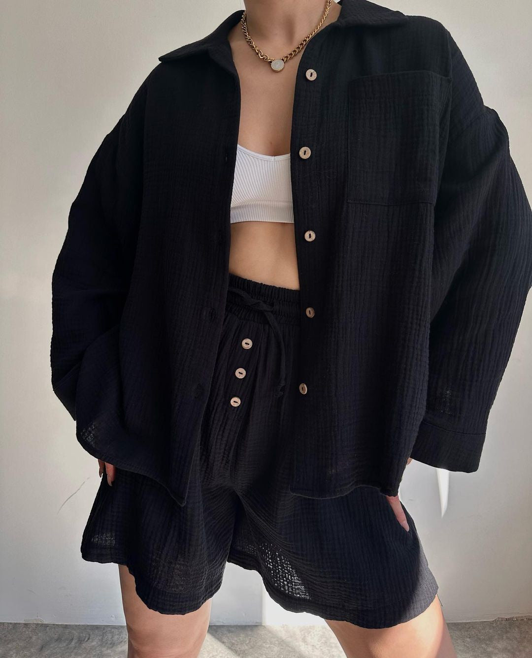 Damen lässige Overshirtjacke aus leichtem Material mit Holzknöpfen Fudus