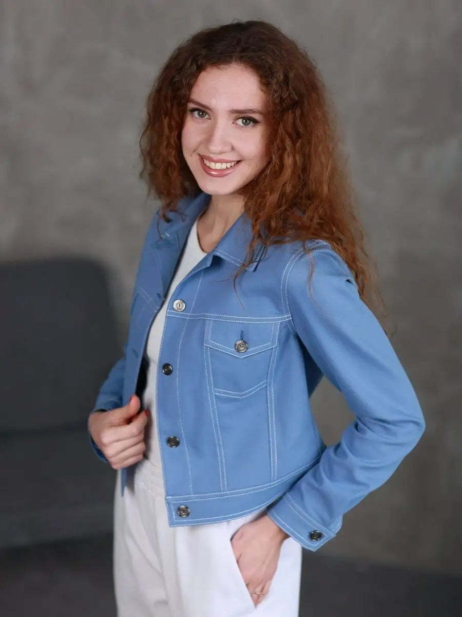 Damen Jeansjacke mit modernem Schnitt und dekorativen Knopfdetails Fudus