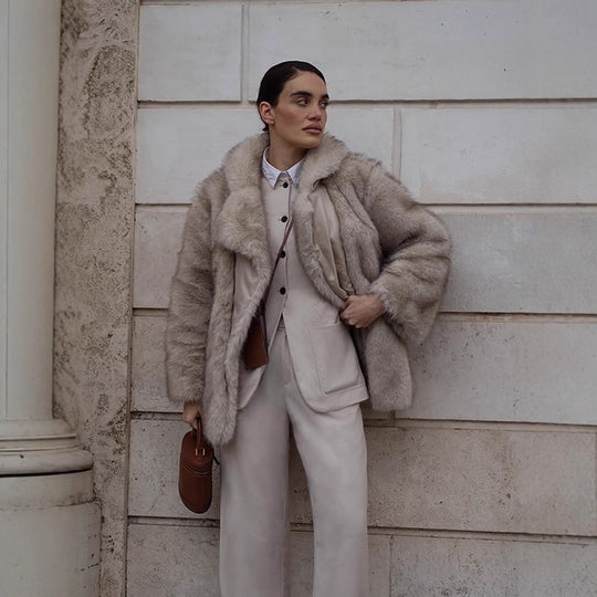 Damen Kunstfelljacke mit voluminösen Ärmeln und luxuriösem Design Fudus