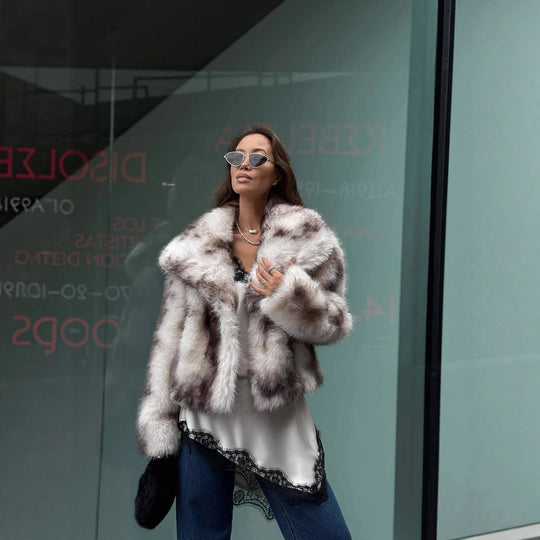 Damen Kunstfelljacke mit voluminösem Kragen und modischen Details Fudus