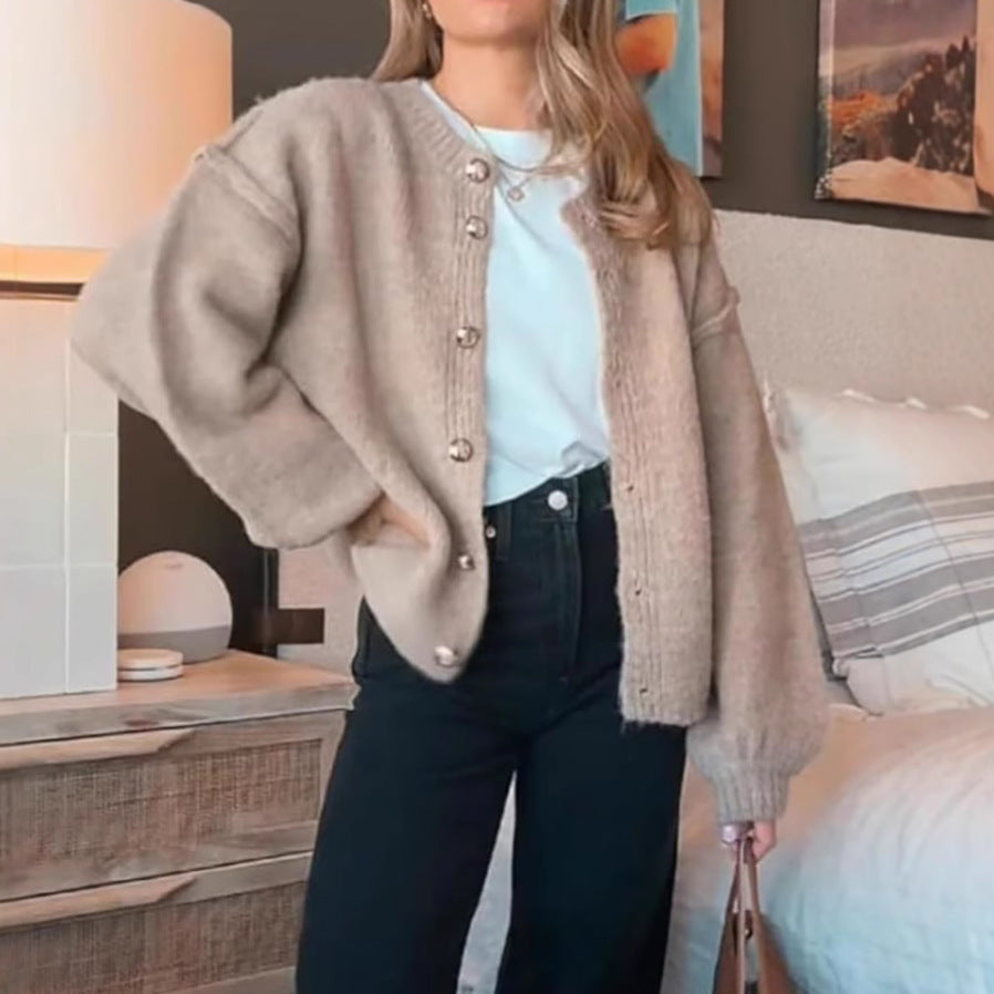 Damen kuscheliger Strickmantel mit voluminösen Ärmeln und goldenen Knopfdetails Fudus