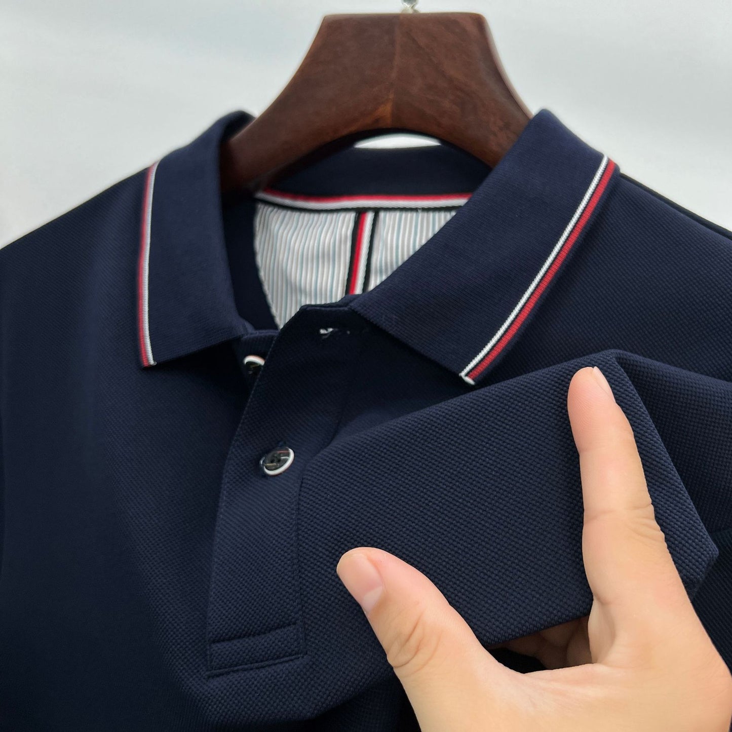 Herren elegantes Langarm-Polo mit modernem Kragen und stylischen Akzenten Fudus