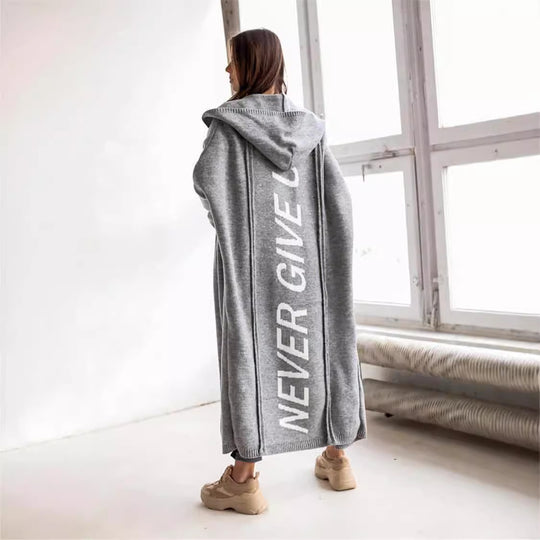 Damen Kapuzenponcho mit modernem Schriftzug Fudus