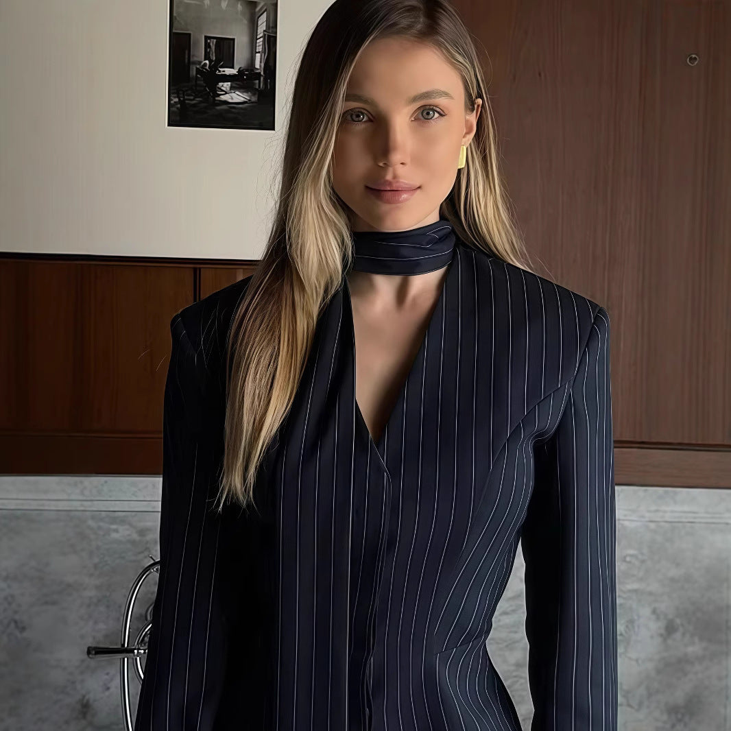 Damen Elegante gestreifte Bluse mit schmeichelndem V-Ausschnitt und schmalem Gürtel Fudus