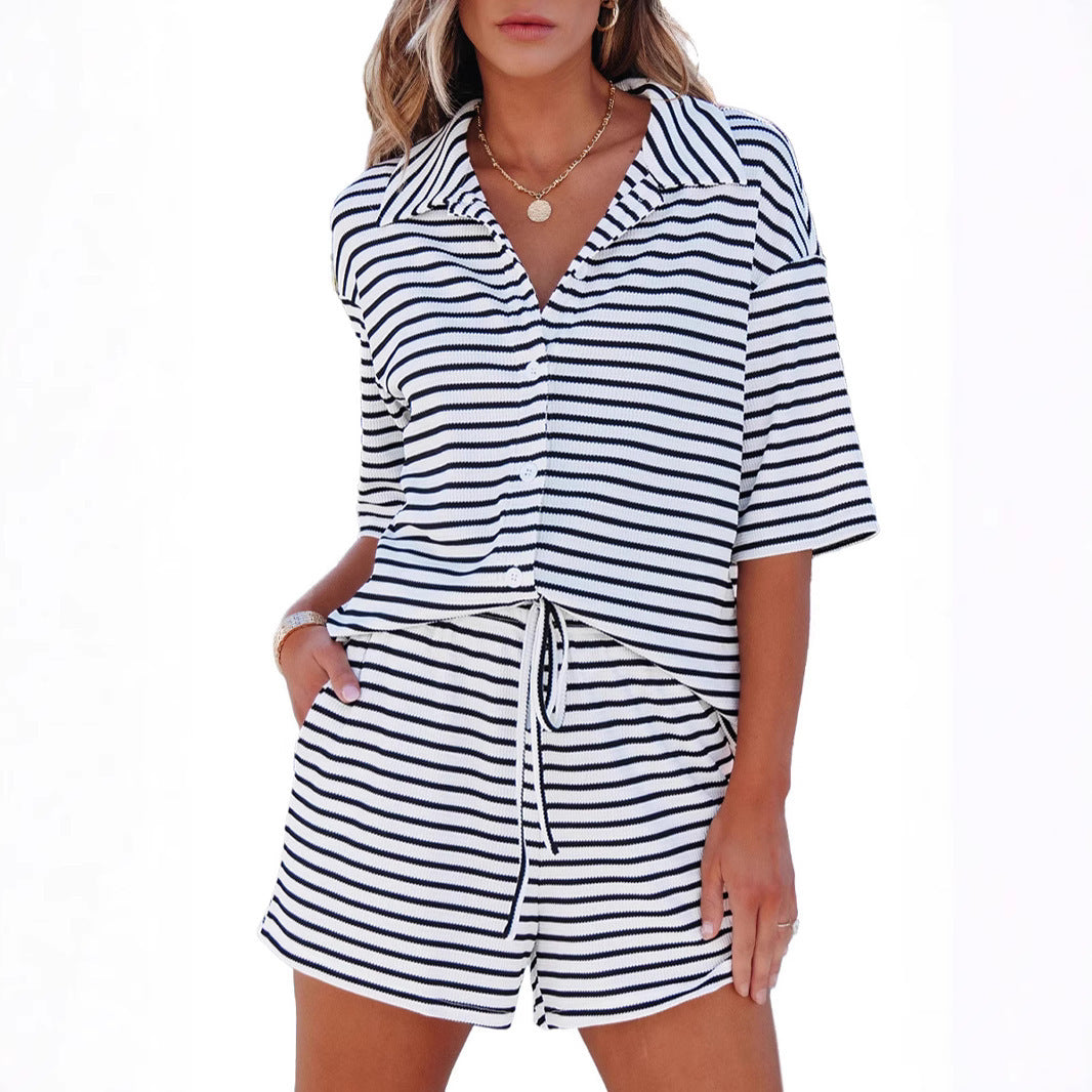 Damen kurzärmeliges Freizeitsset mit gestreiftem Oberteil und Shorts Fudus