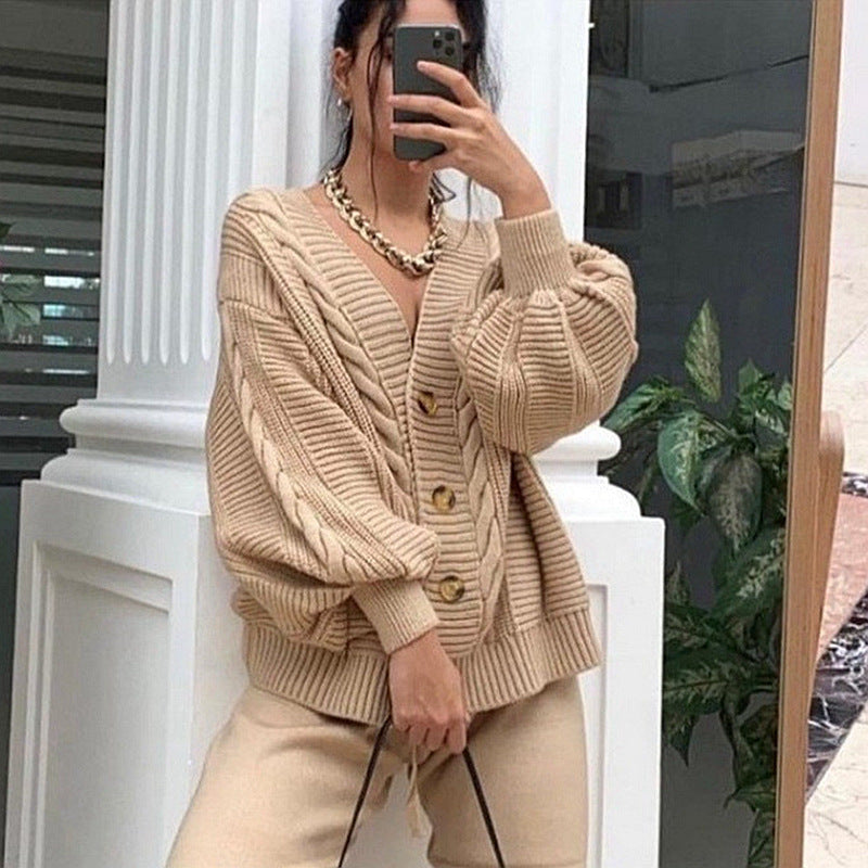 Damen Grobstrickjacke mit romantischem Zopfdesign und großen Knöpfen Fudus