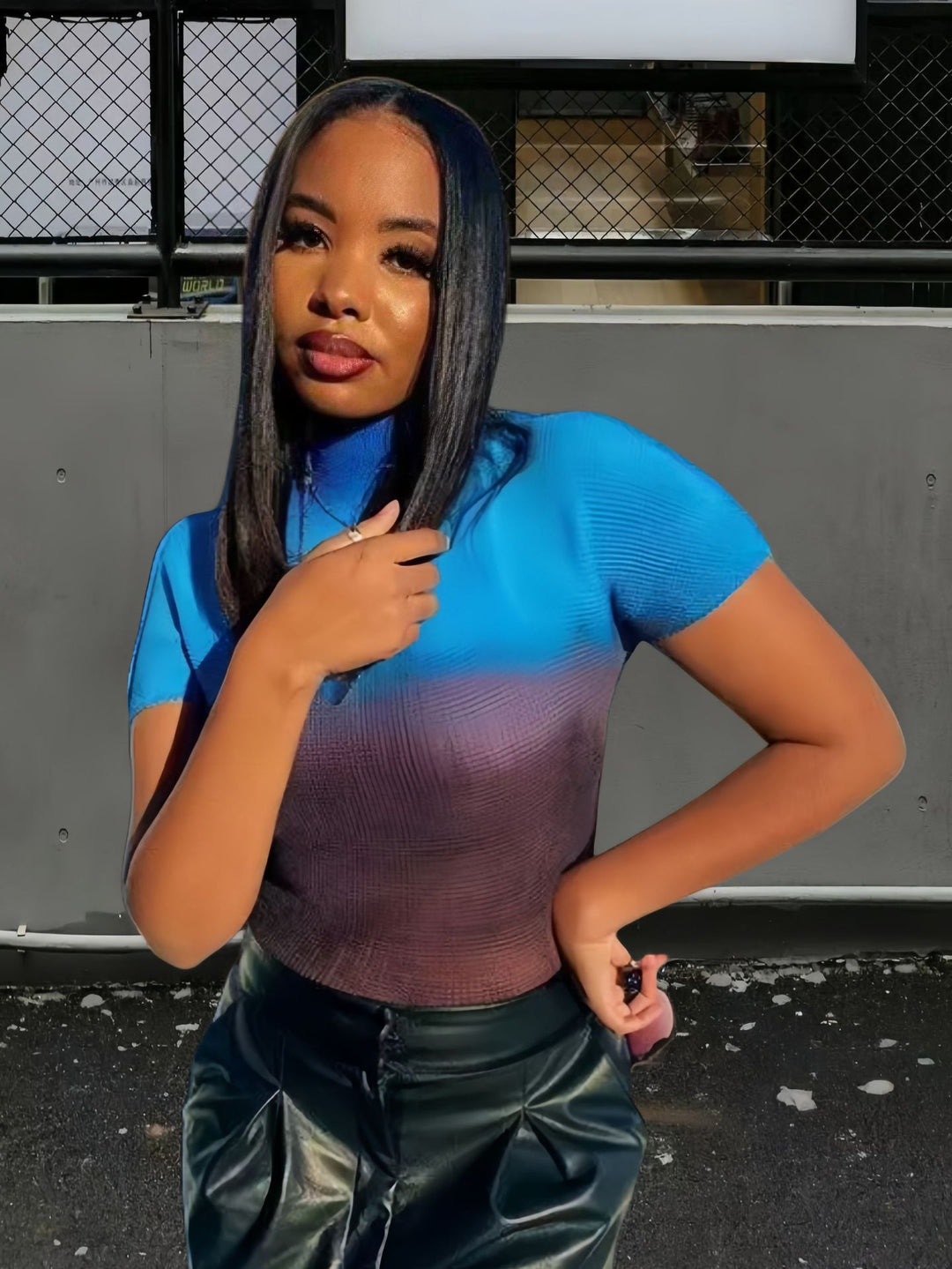 Damen Kurzarm-T-Shirt mit modernem Farbverlauf und hohem Kragen Fudus