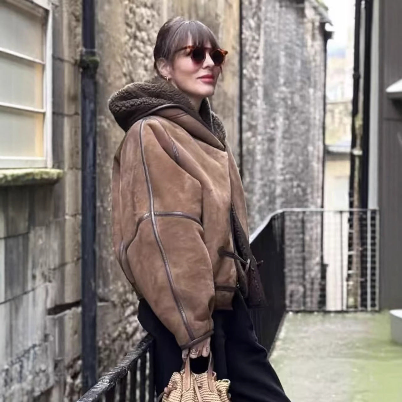 Damen Jacke mit bequemem Fellkragen und innovativen Verschlussdetails Fudus