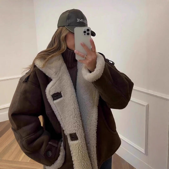 Damen lässige Lederjacke mit kunstfellgefüttertem Kragen und Knopfdetails Fudus