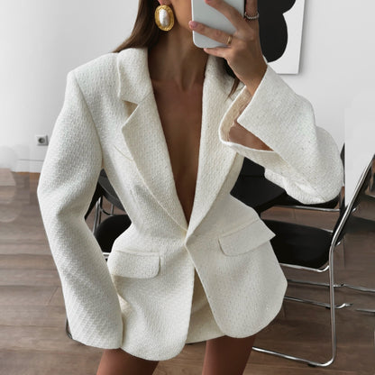 Damen elegante Blazer-Kleid-Kombination mit tailliertem Schnitt und goldener Kette Fudus