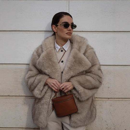 Damen Kunstfelljacke mit voluminösen Ärmeln und luxuriösem Design Fudus