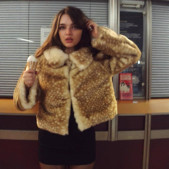 Damen Kunstfelljacke mit weitem Kragen und eleganten Rüschen Fudus