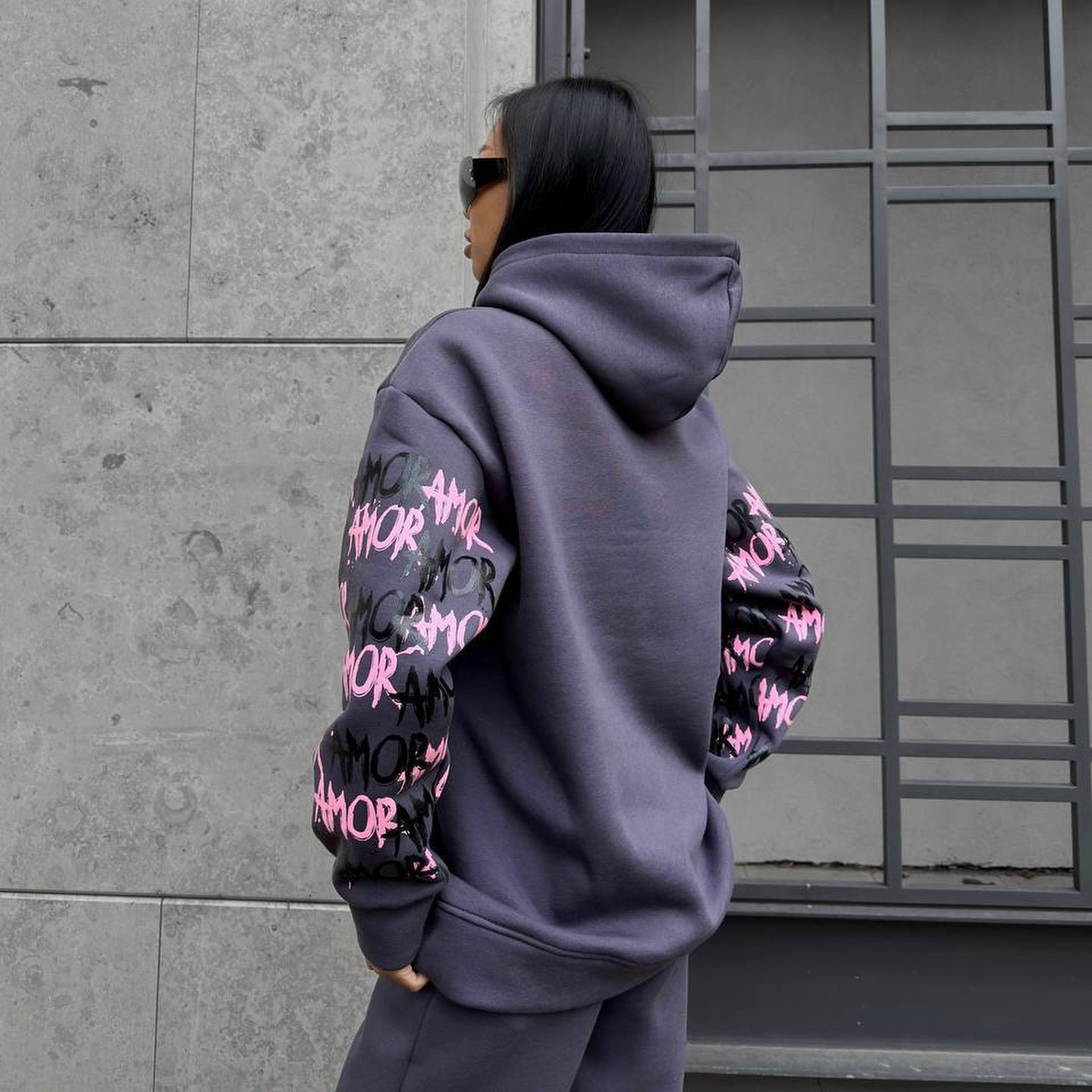 Damen Kapuzenpullover mit kreativem Schriftzug und einzigartigen Ärmelgrafiken Fudus