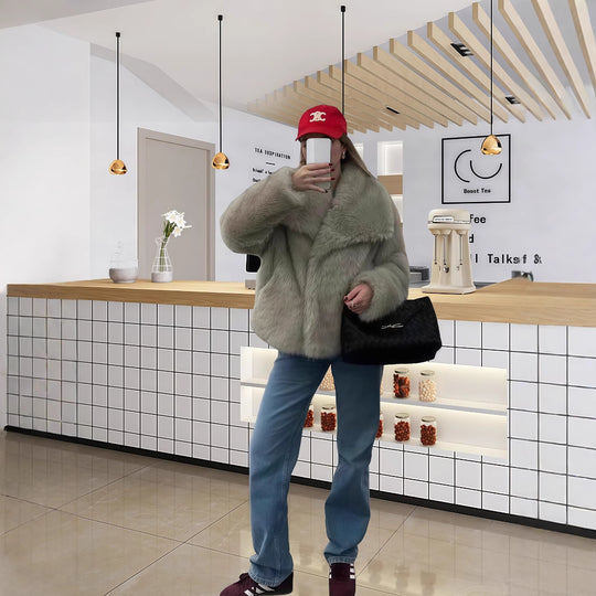 Damen Kunstfelljacke mit voluminösen Ärmeln und eleganter Verarbeitung Fudus