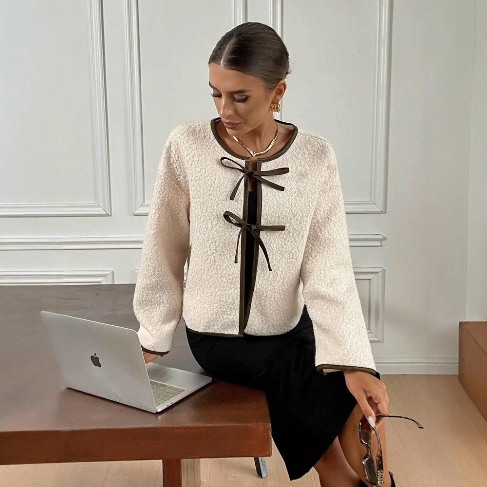 Damen Kuschelige Fleecejacke mit dekorativer Schnürung und praktischen Taschen Fudus