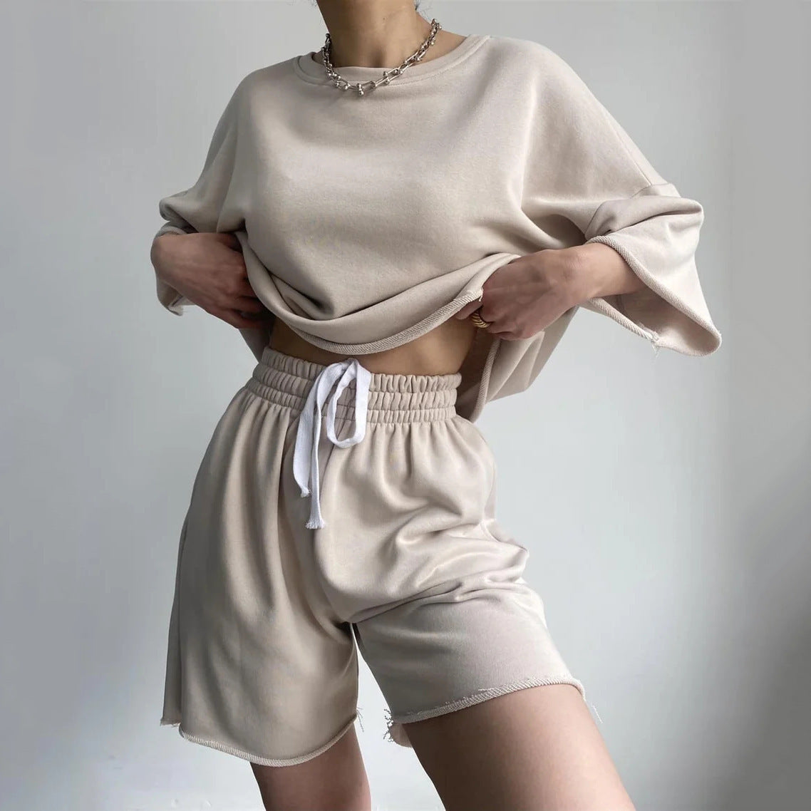 Damen lässiges Sport-Set mit cropped Oberteil und Shorts Fudus