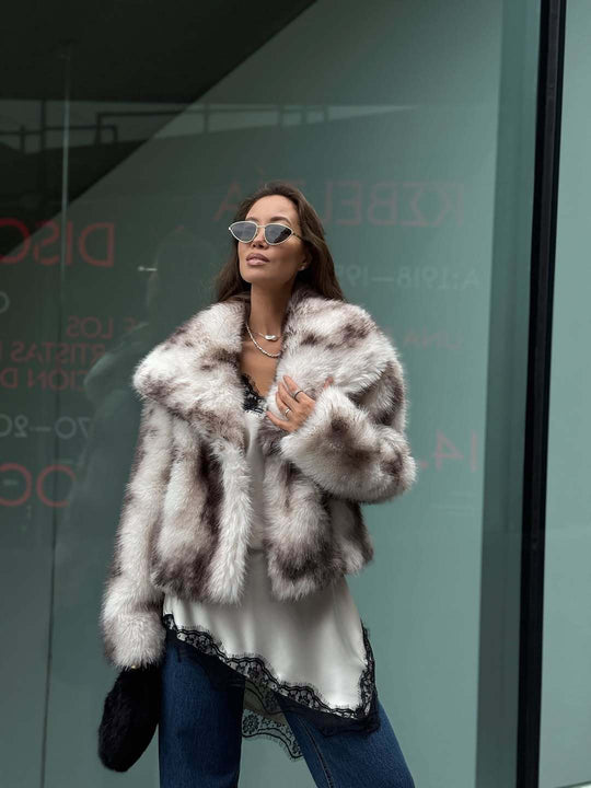 Damen Kunstfelljacke mit voluminösem Kragen und modischen Details Fudus