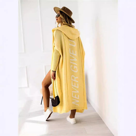 Damen Kapuzenponcho mit modernem Schriftzug Fudus