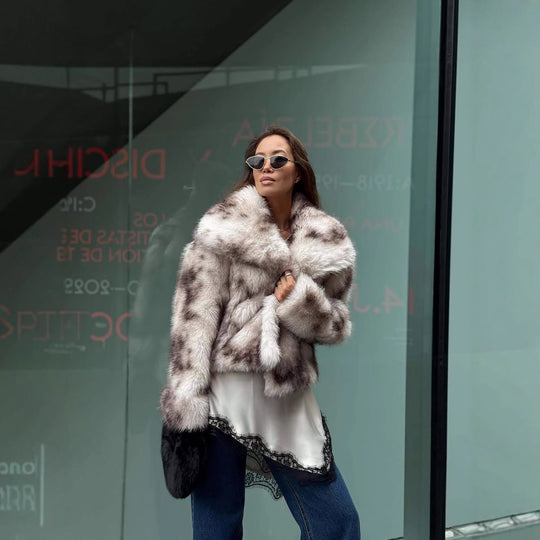 Damen Kunstfelljacke mit voluminösem Kragen und modischen Details Fudus