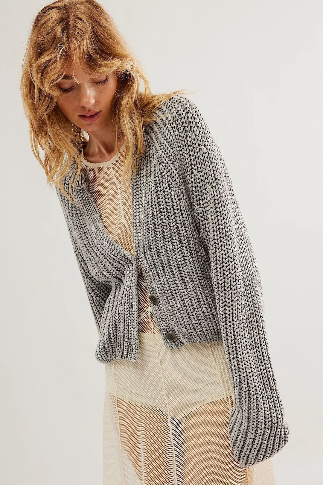 Damen lässige Strickjacke mit dekorativem Knopfverschluss und voluminösen Ärmeln Fudus