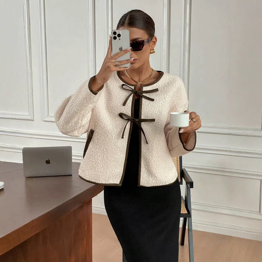 Damen Kuschelige Fleecejacke mit dekorativer Schnürung und praktischen Taschen Fudus