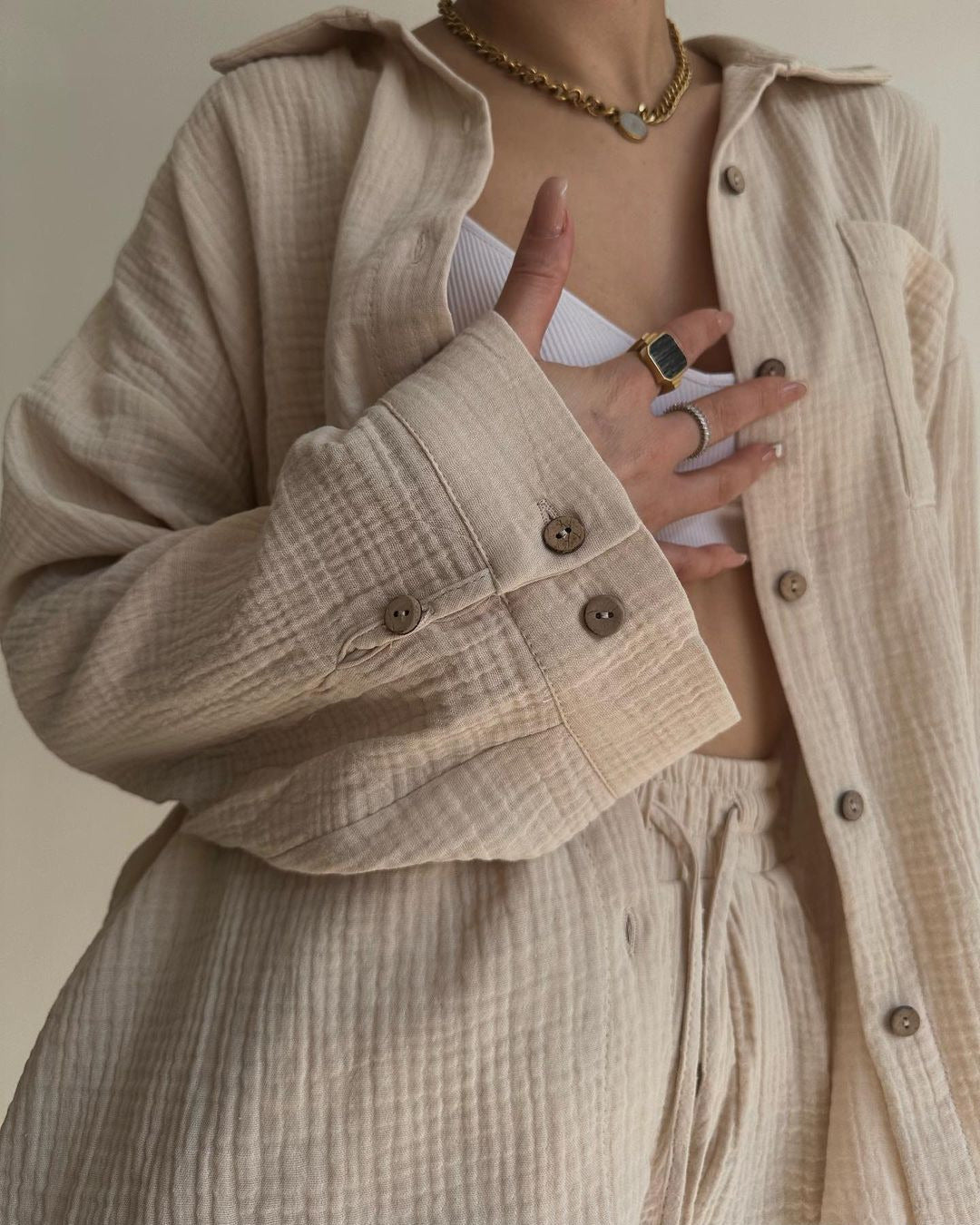 Damen lässige Overshirtjacke aus leichtem Material mit Holzknöpfen Fudus