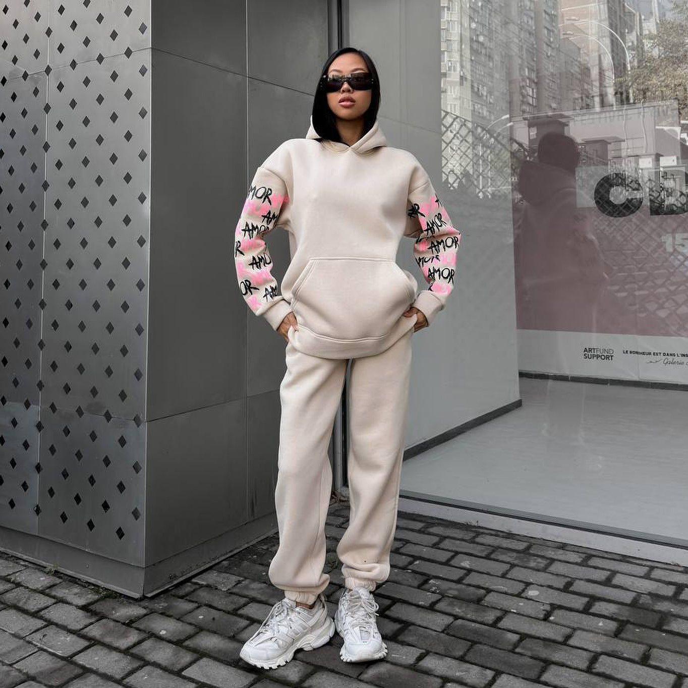 Damen Kapuzenpullover mit kreativem Schriftzug und einzigartigen Ärmelgrafiken Fudus