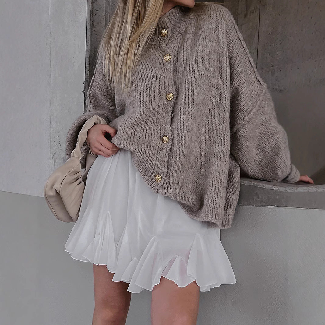 Damen kuscheliger Strickmantel mit voluminösen Ärmeln und goldenen Knopfdetails Fudus