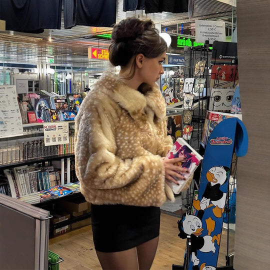 Damen Kunstfelljacke mit weitem Kragen und eleganten Rüschen Fudus