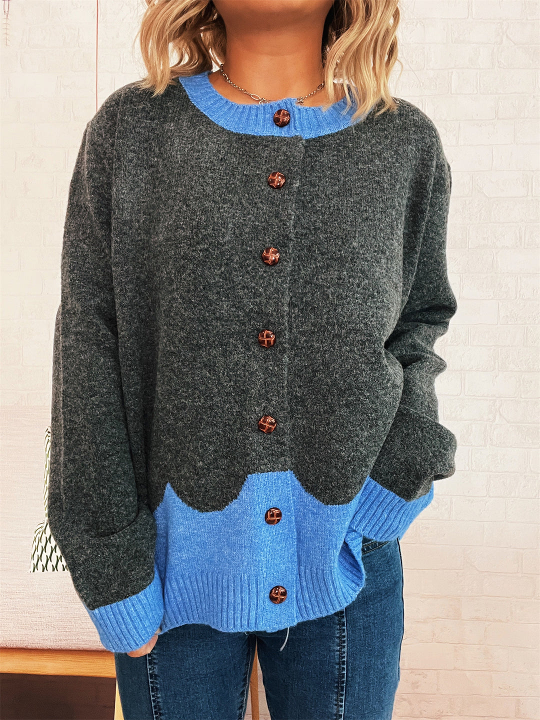 Damen lässige Strickjacke mit buntem Kontrast und eleganten Knopfdetails Fudus