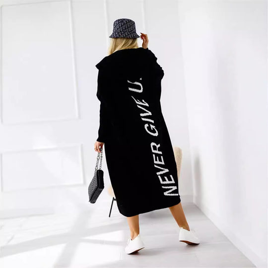 Damen Kapuzenponcho mit modernem Schriftzug Fudus