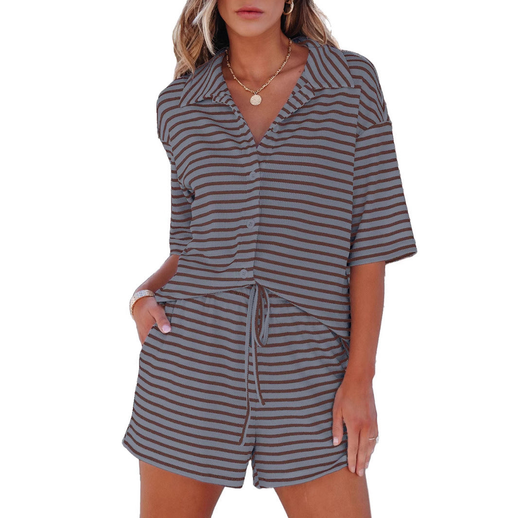Damen kurzärmeliges Freizeitsset mit gestreiftem Oberteil und Shorts Fudus