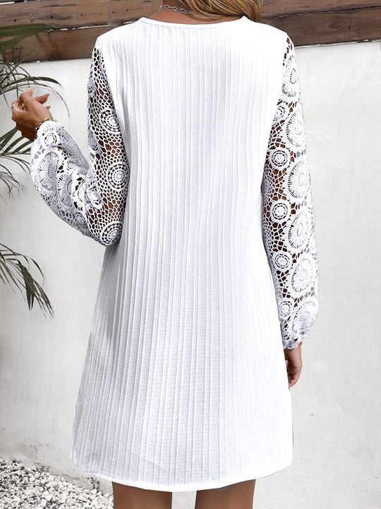 Damen Kleid mit raffinierten Spitzenärmeln und eleganter V-Ausschnitt Fudus