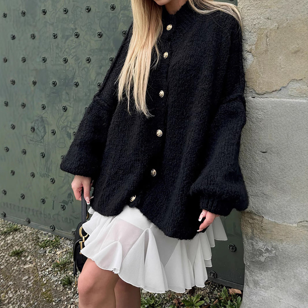 Damen kuscheliger Strickmantel mit voluminösen Ärmeln und goldenen Knopfdetails Fudus