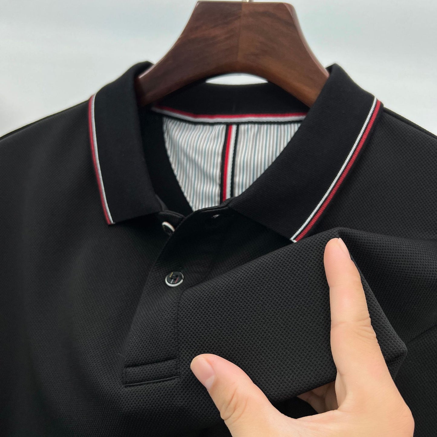 Herren elegantes Langarm-Polo mit modernem Kragen und stylischen Akzenten Fudus
