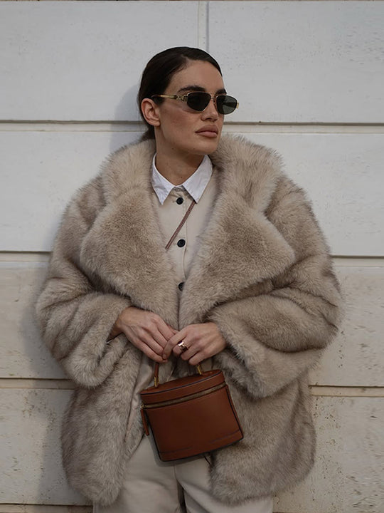 Damen Kunstfelljacke mit voluminösen Ärmeln und luxuriösem Design Fudus