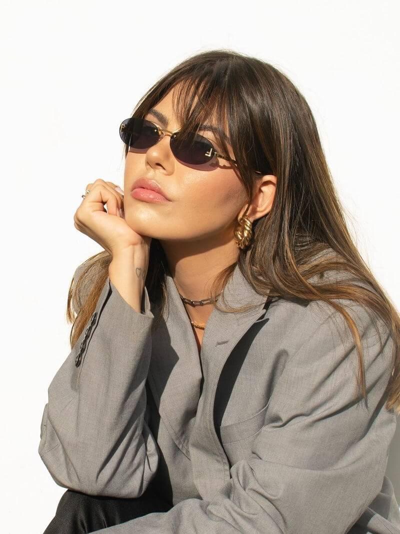 Fudus | Ovale Sonnenbrille Mit Goldenen Akzenten Und Subtilen Steinen