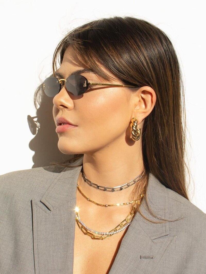 Fudus | Ovale Sonnenbrille Mit Goldenen Akzenten Und Subtilen Steinen